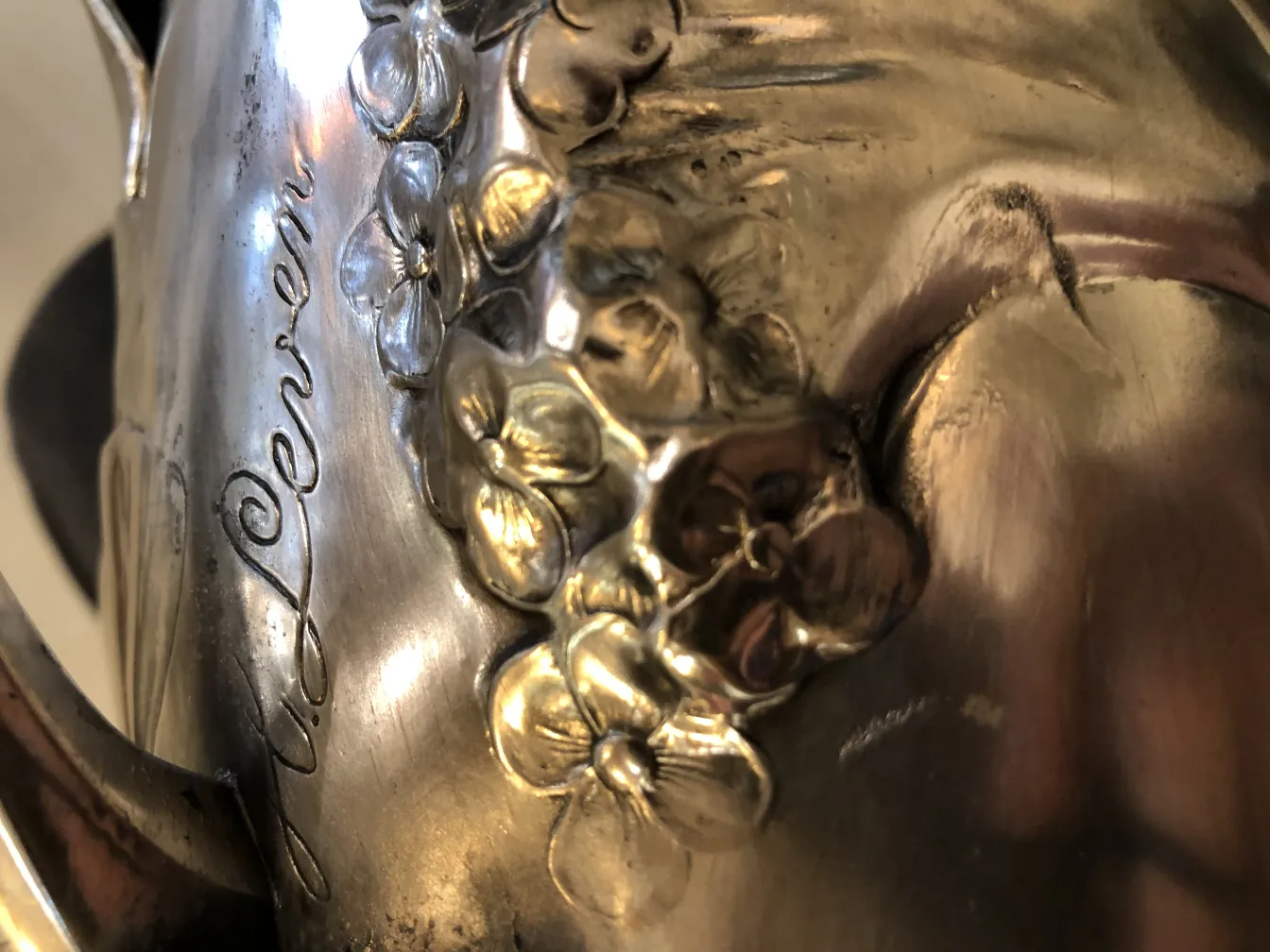 vase antique présentant des détails floraux et des gravures fines