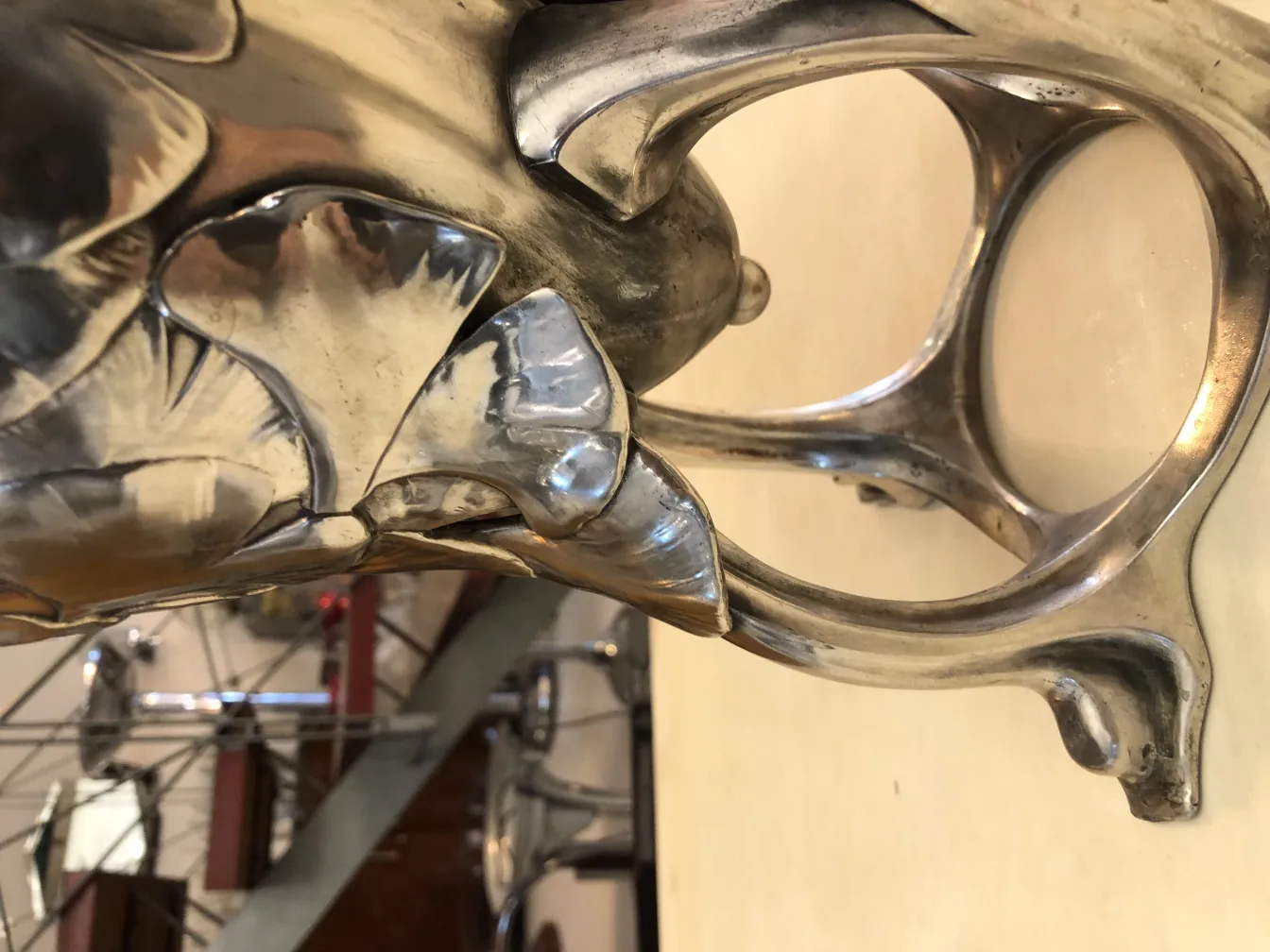 antike vase mit eleganten art nouveau-designdetails