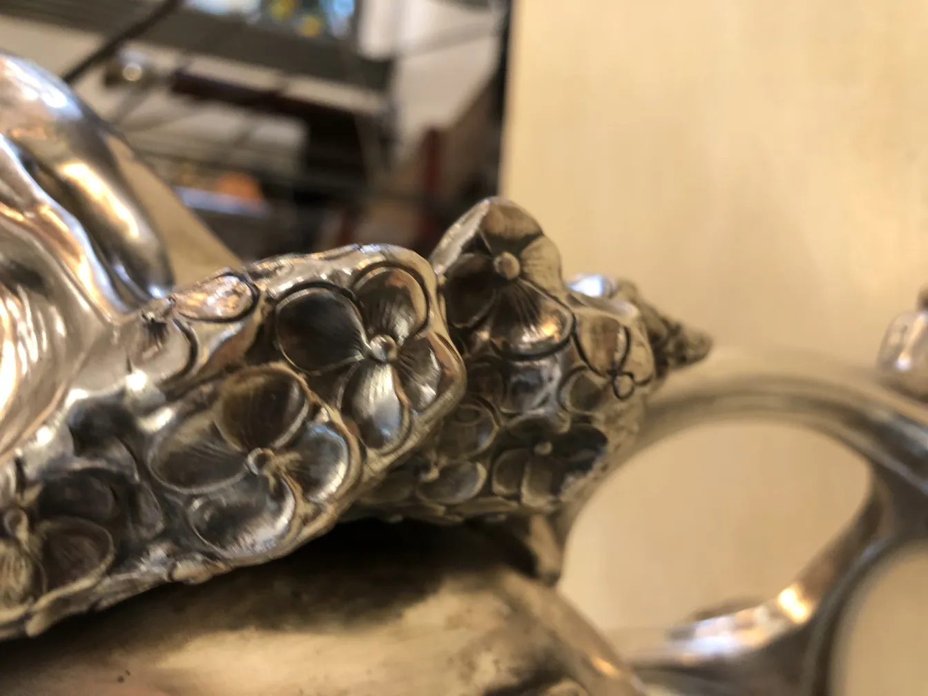 vaso antigo apresentando intrincadas esculturas de flores no estilo art nouveau, ricamente adornado