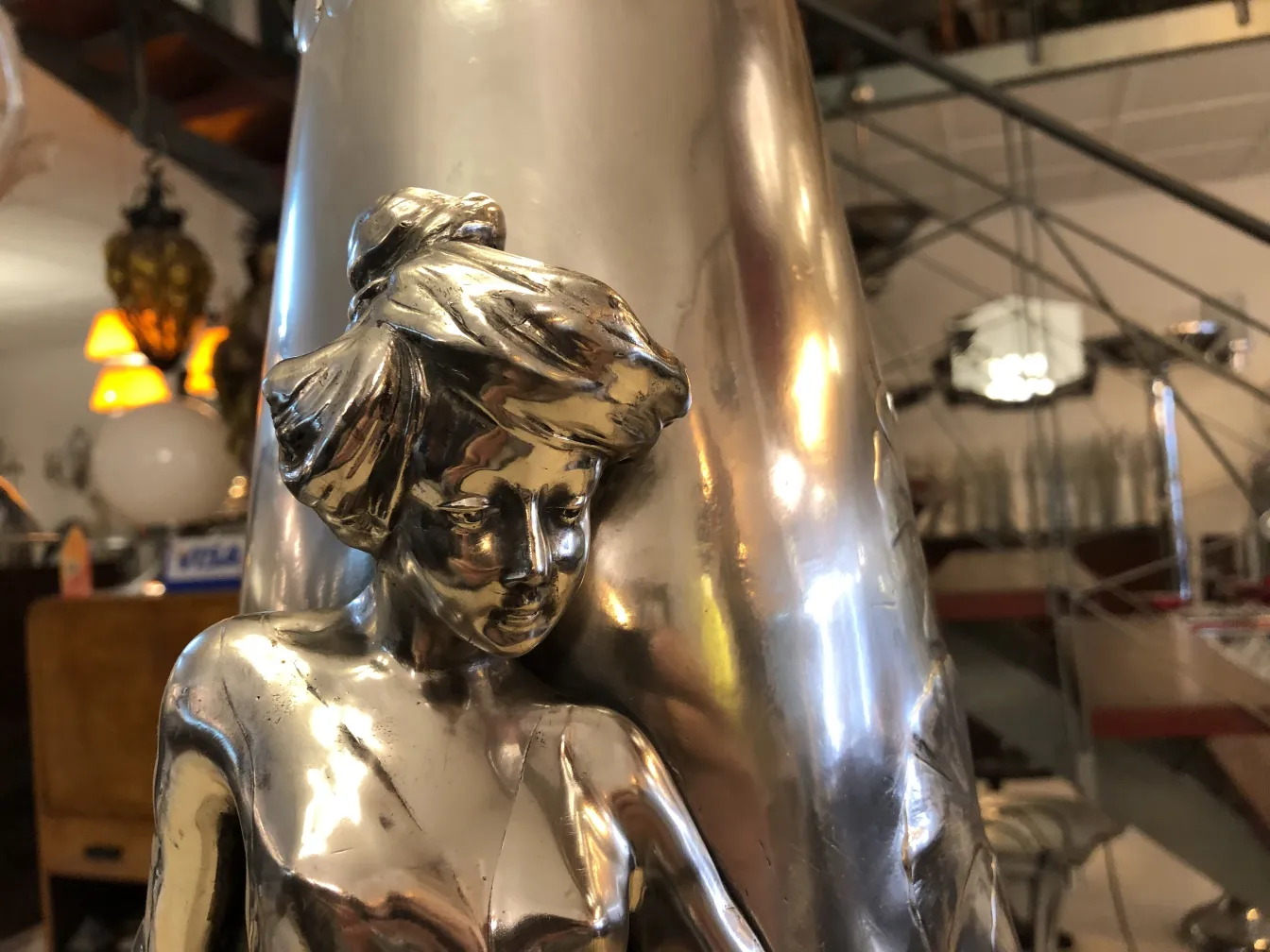 Vaso antigo de estilo Art Nouveau com figura decorativa, ambiente vintage.