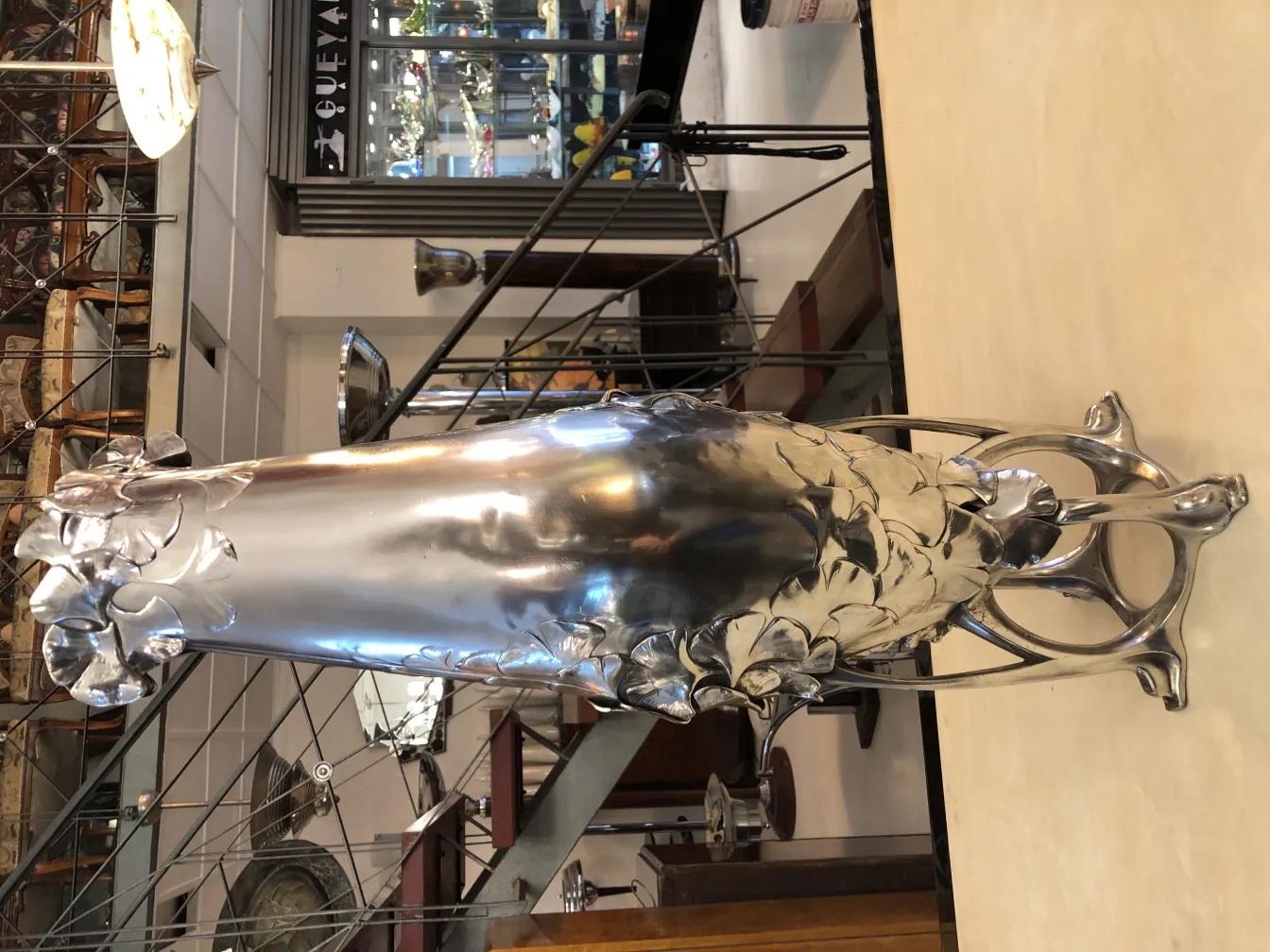 vaso antico art nouveau con forma stilizzata e decorazioni floreali in un ambiente antico