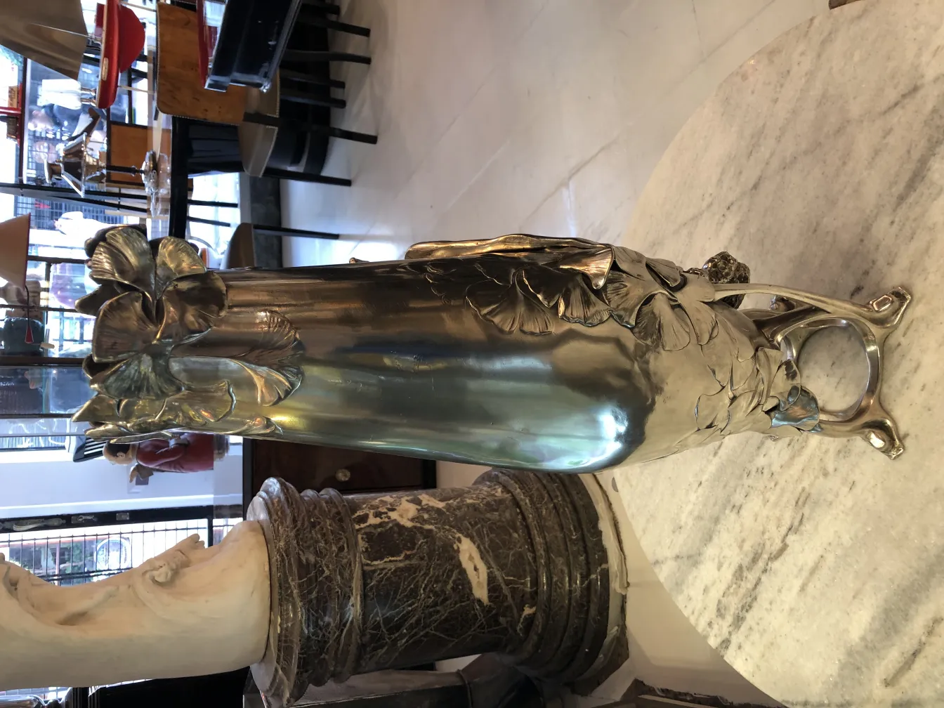 antike vase mit floralen details, jugendstil