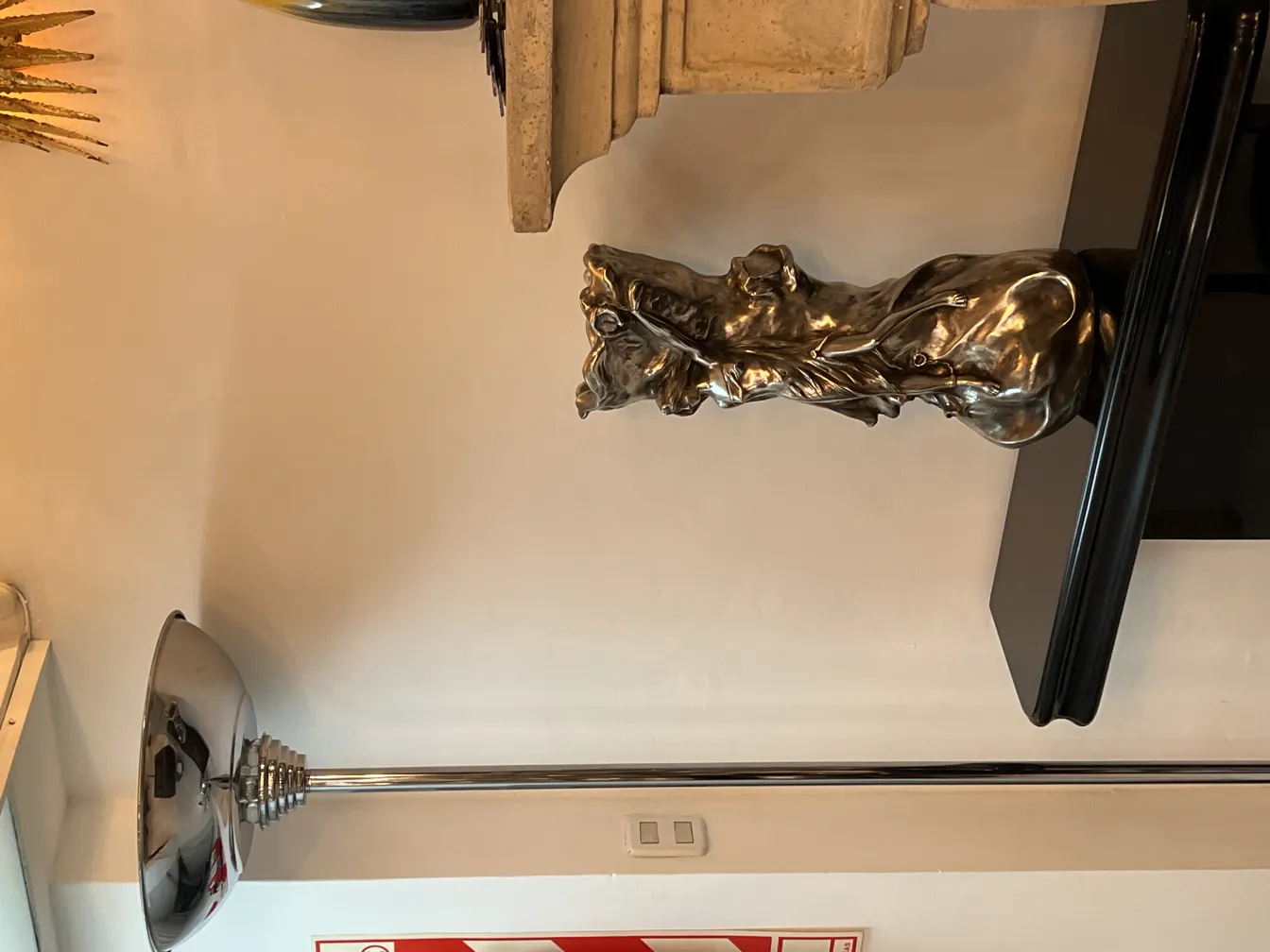 vase antico in stile art nouveau con dettagli curvi