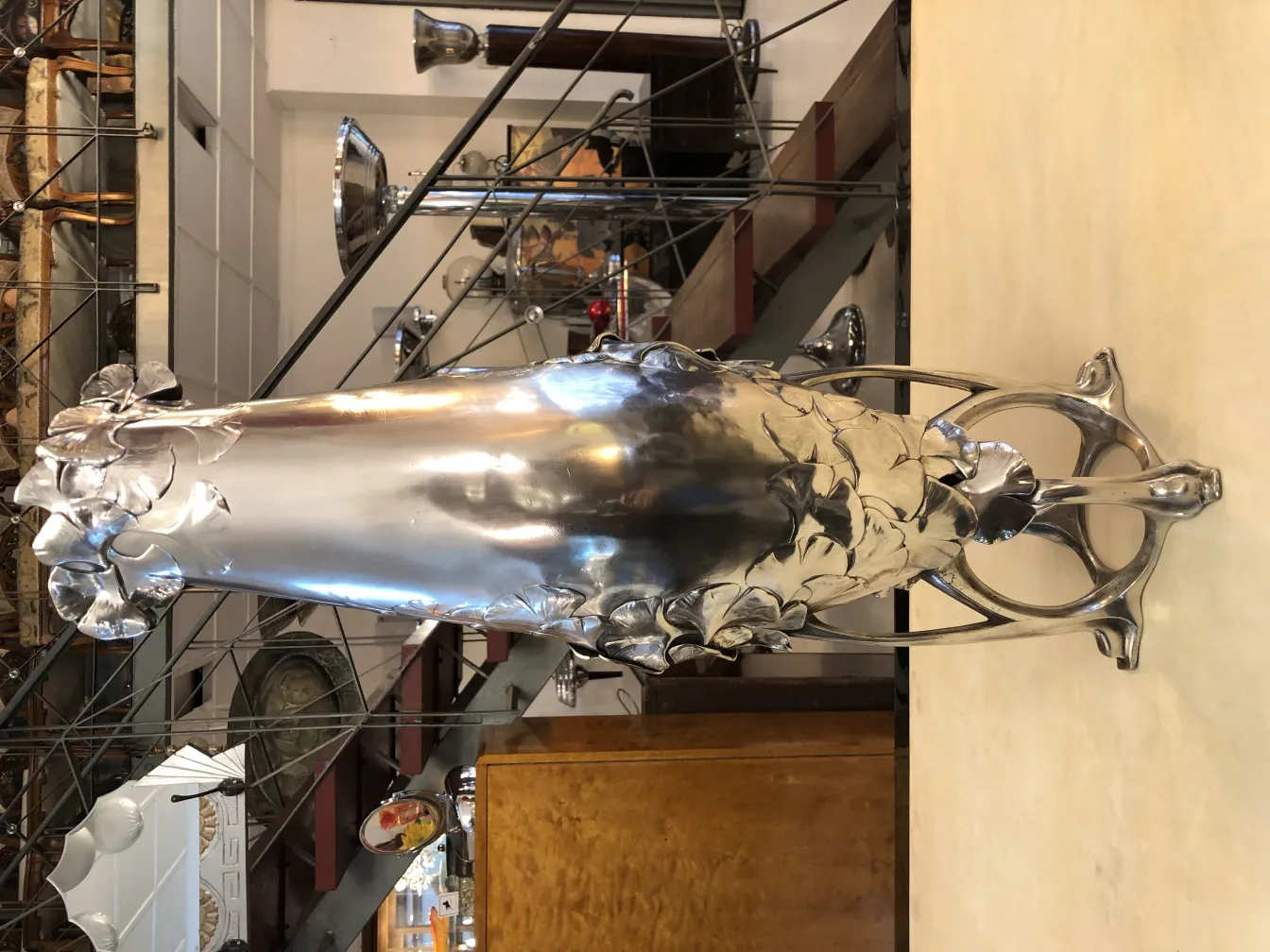 античная ваза, украшенная листьями в стиле ар-нуво