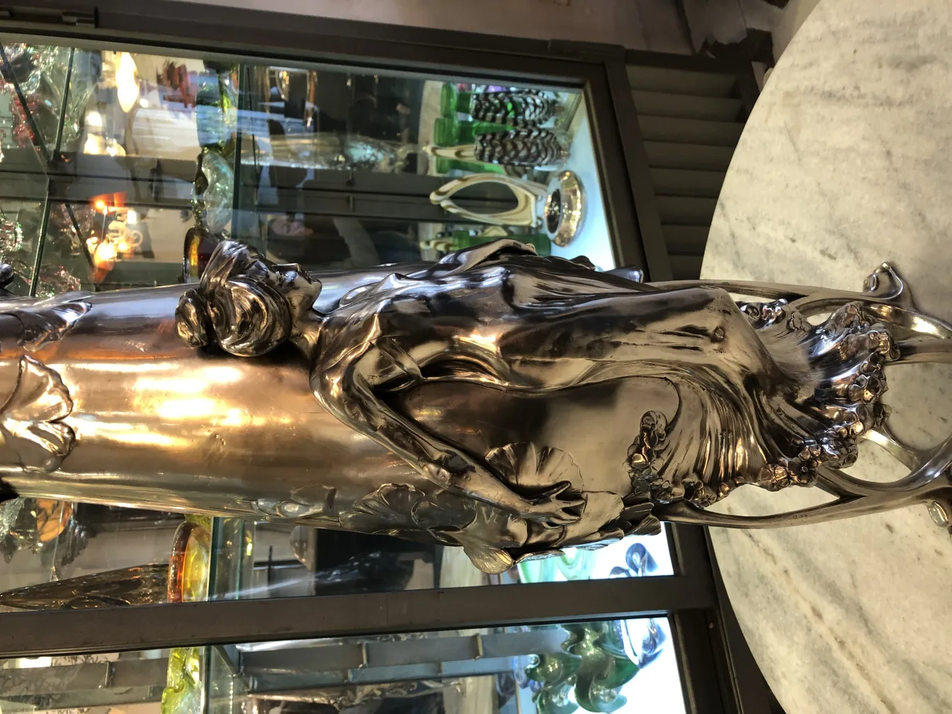 antike vase mit art nouveau design und weiblichen figuren