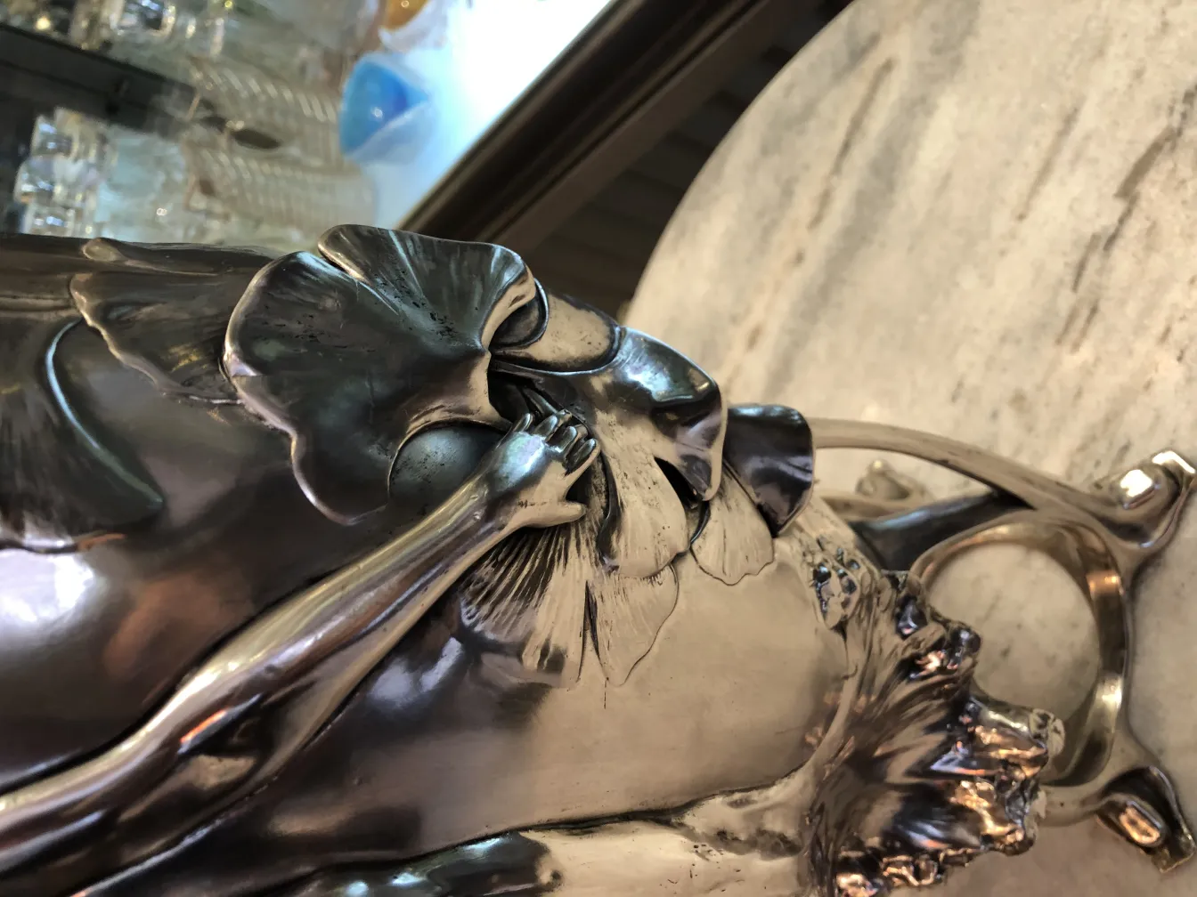 vase antique art nouveau en forme de fleurs et détails décoratifs dans un cadre élégant