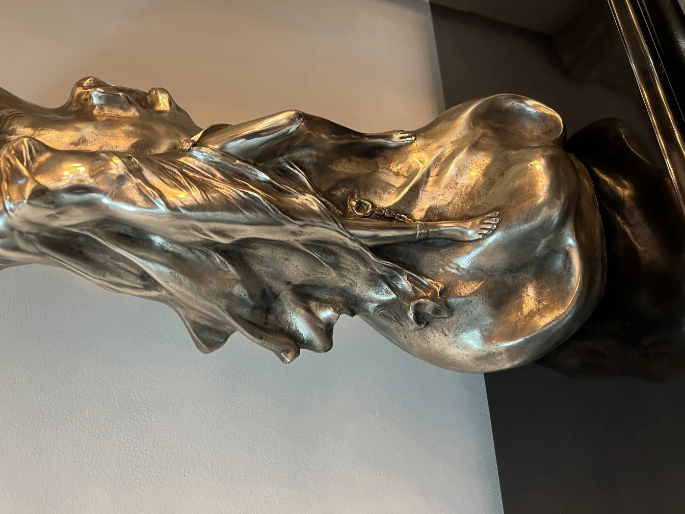 مزهرية قديمة بتصميم فني وتفاصيل لامعة