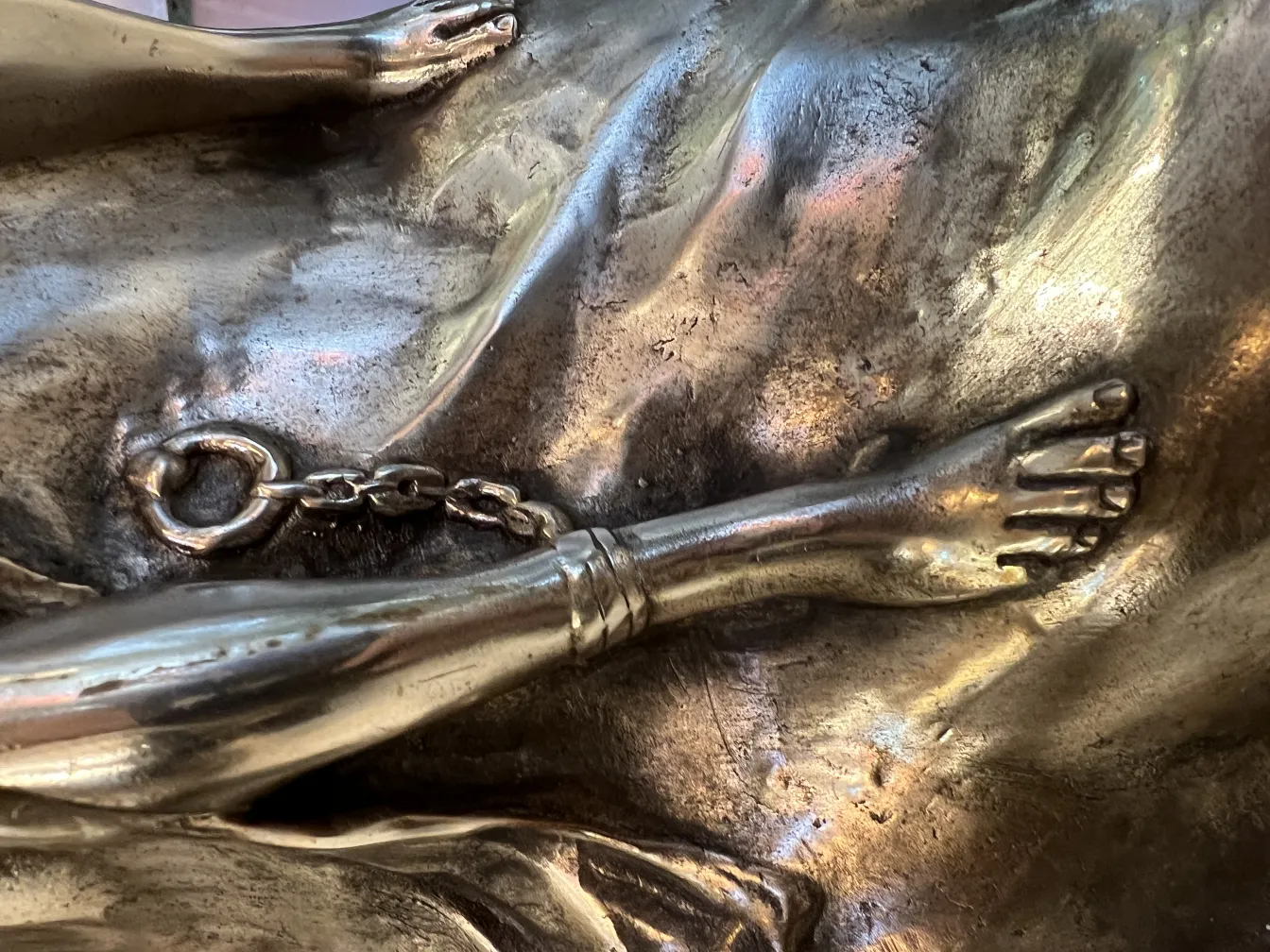 antike vase mit details im jugendstil und kette