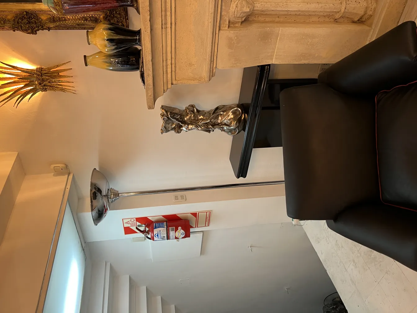 Elegante antike Vase auf einem Tisch