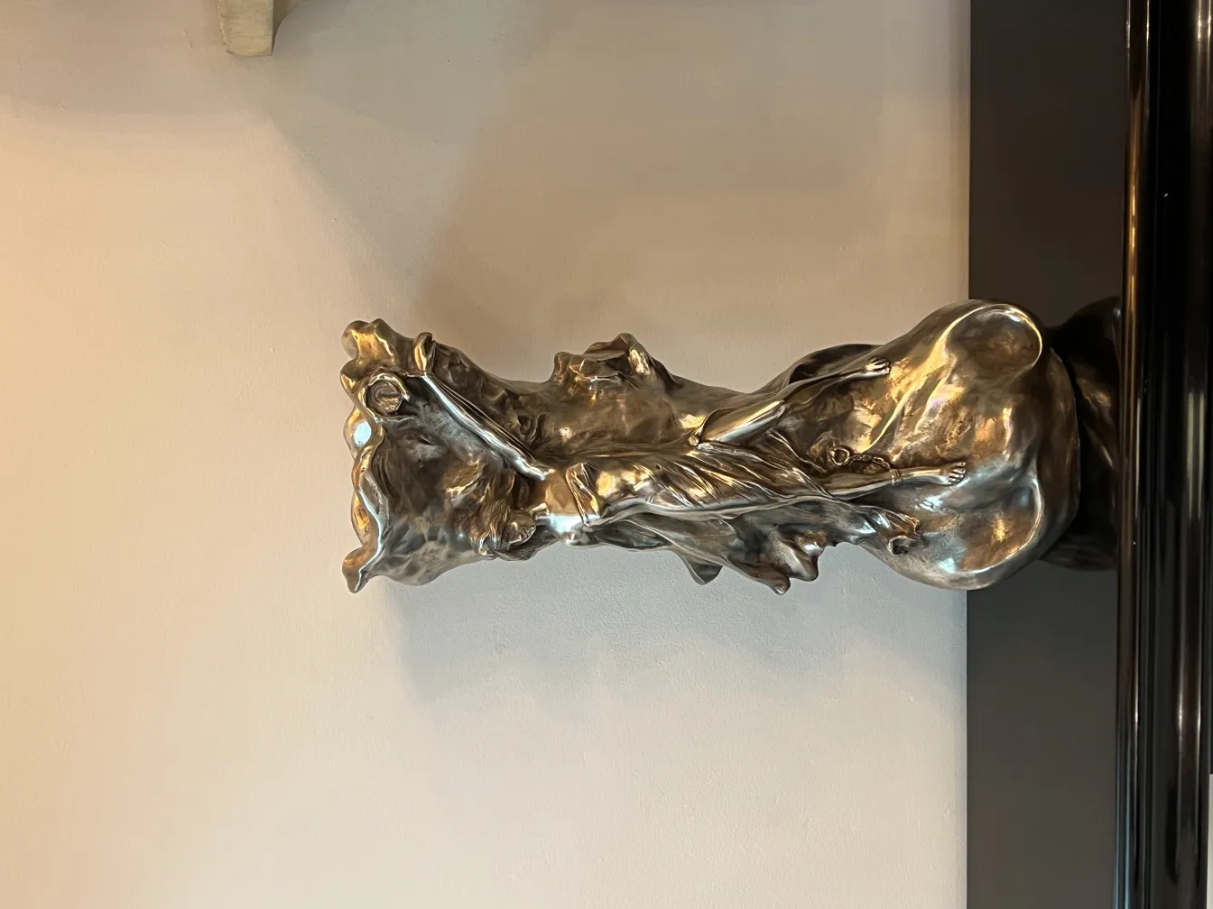 antike vase mit elegantem, geschwungenem design in dekorativem setting