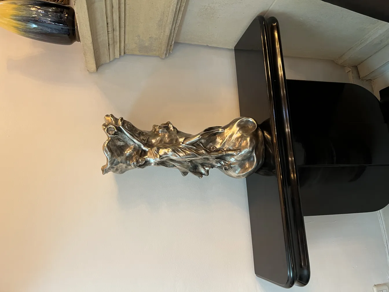 Vaso antico con design scultoreo art nouveau in ambientazione elegante