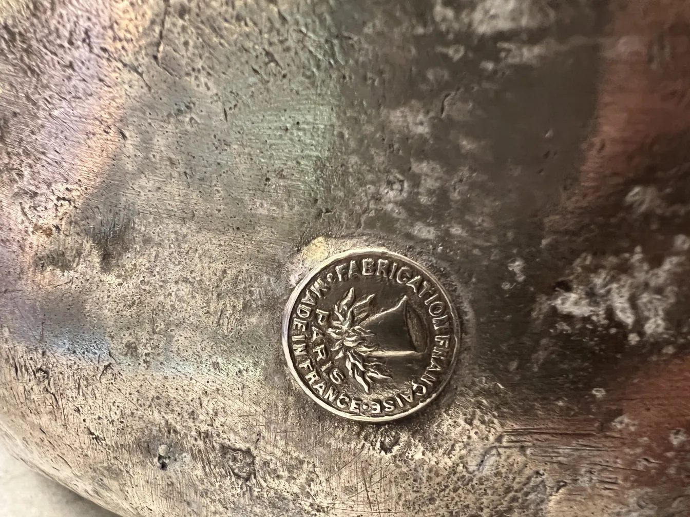 vaso antigo com design art nouveau e selo visível