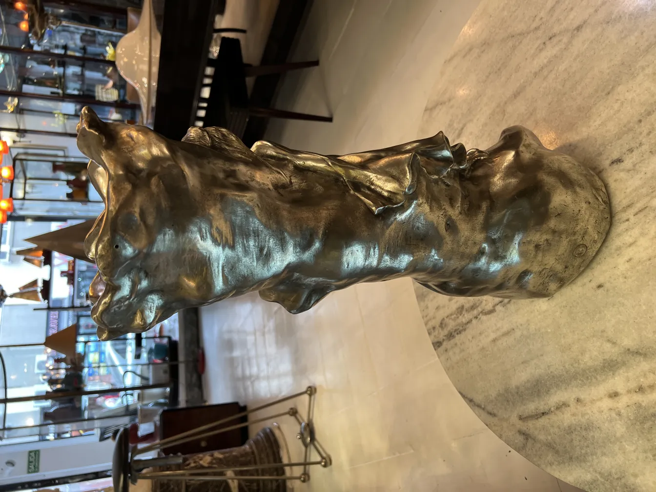 مزهرية قديمة فن جديد بشكل فريد في بيئة أنيقة