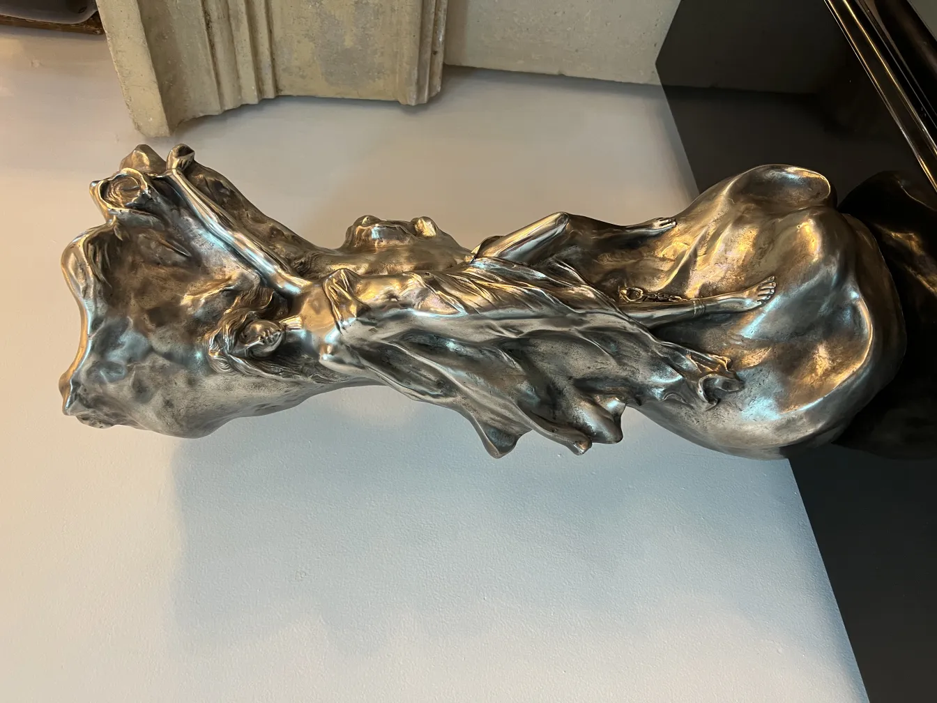 antike vase mit elegantem, fließendem design, art nouveau