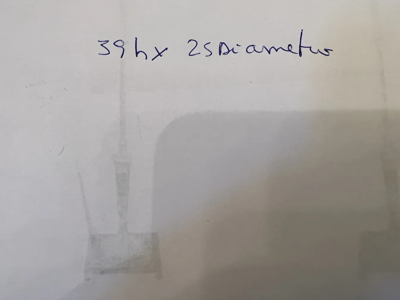 vaso antico decorativo su uno sfondo neutro