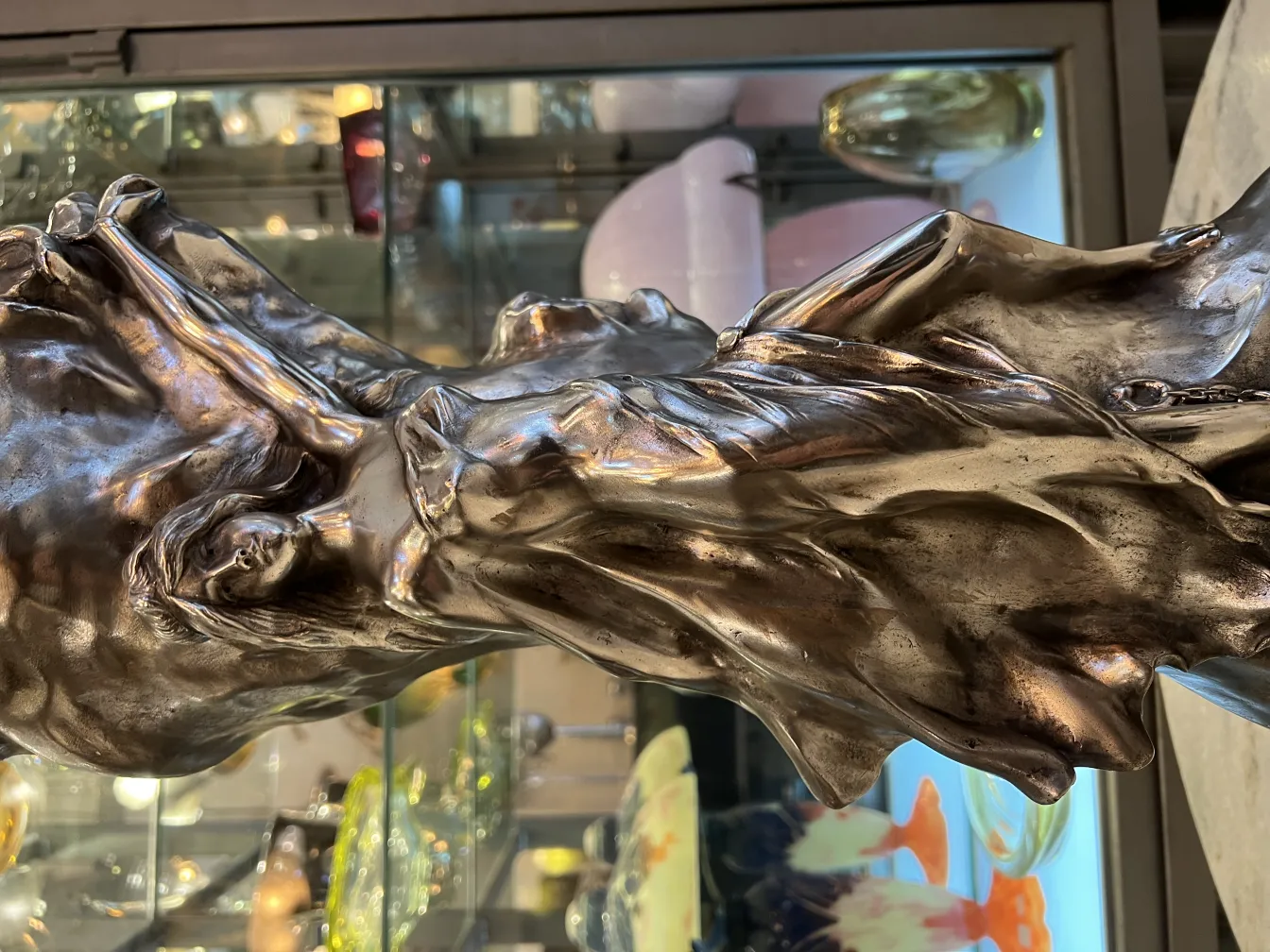 florero antiguo art nouveau con detalles delicados, en un ambiente de antigüedades