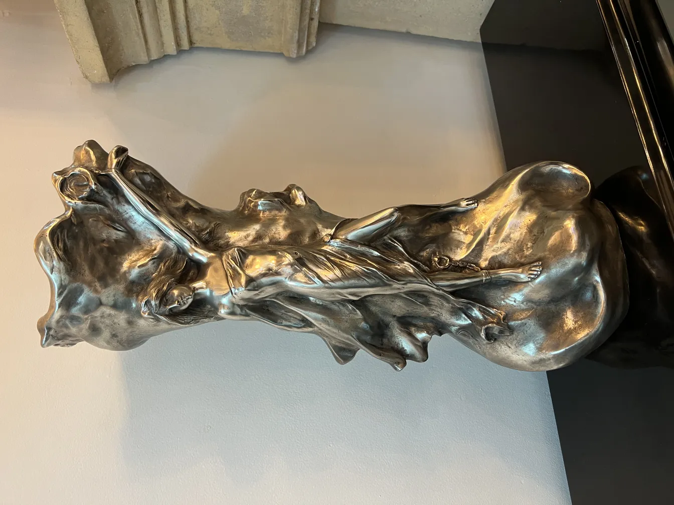 vaso antico con forma organica ed elegante, dettagli art nouveau