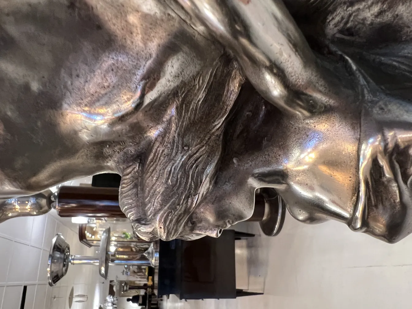 प्राचीन फूलदान एक सुंदर वातावरण में उज्ज्वल प्रकाश के साथ