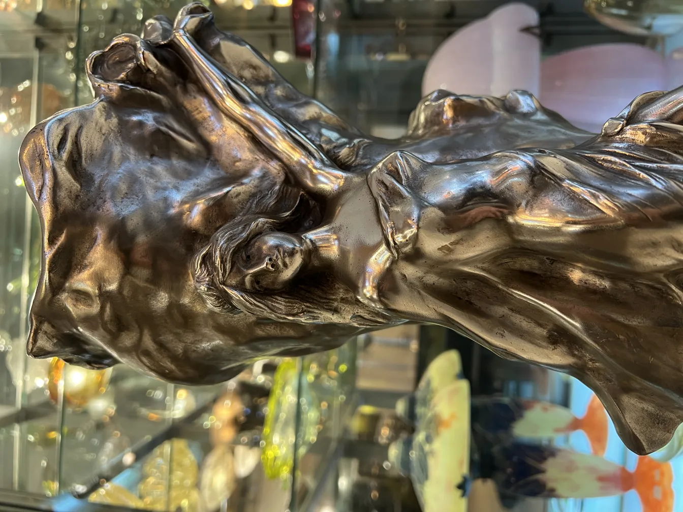 古い花瓶に女性のフィギュア、背景は優雅な装飾