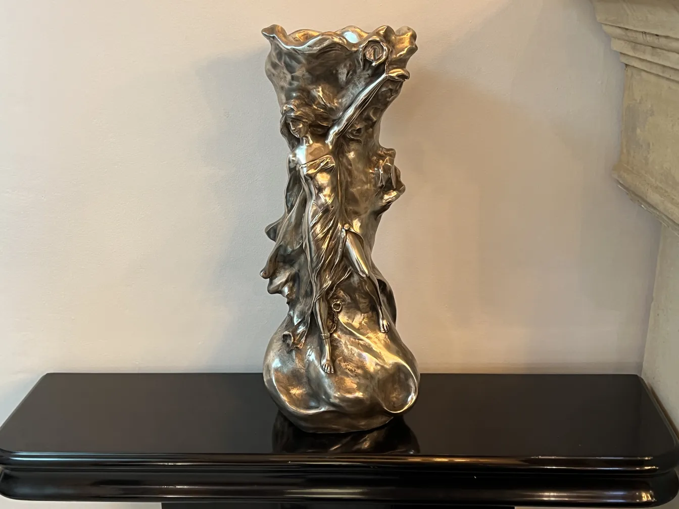 vase antico con design artistico dettagliato, su sfondo semplice