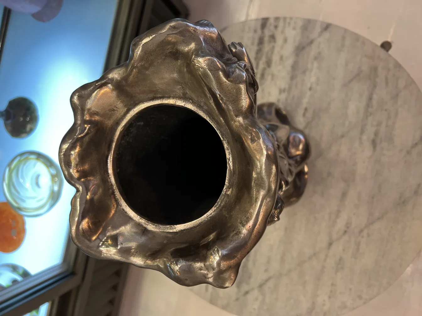 vase ancien avec détails art nouveau, cadre décoratif