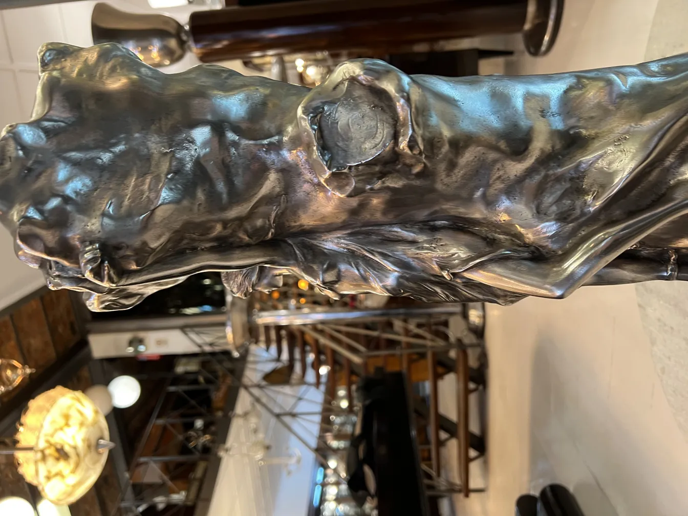 vase antico art nouveau con design artistico e riflessi, circondato da elementi decorativi