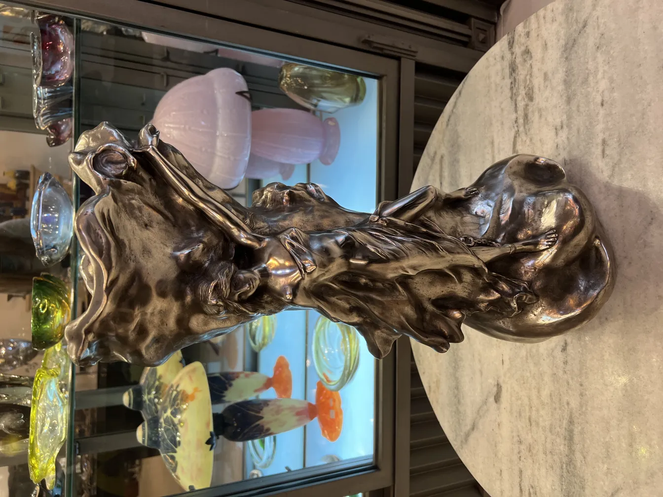 प्राचीन फूलदान जिनमें सजावटी विवरण हैं, रंगीन पृष्ठभूमि