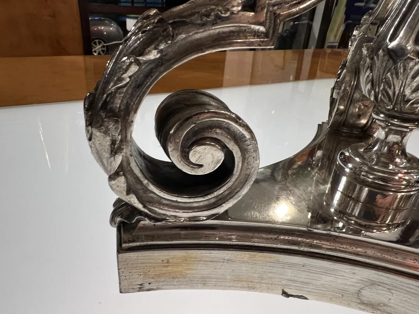 antike vase mit spiralförmigen details und art nouveau design