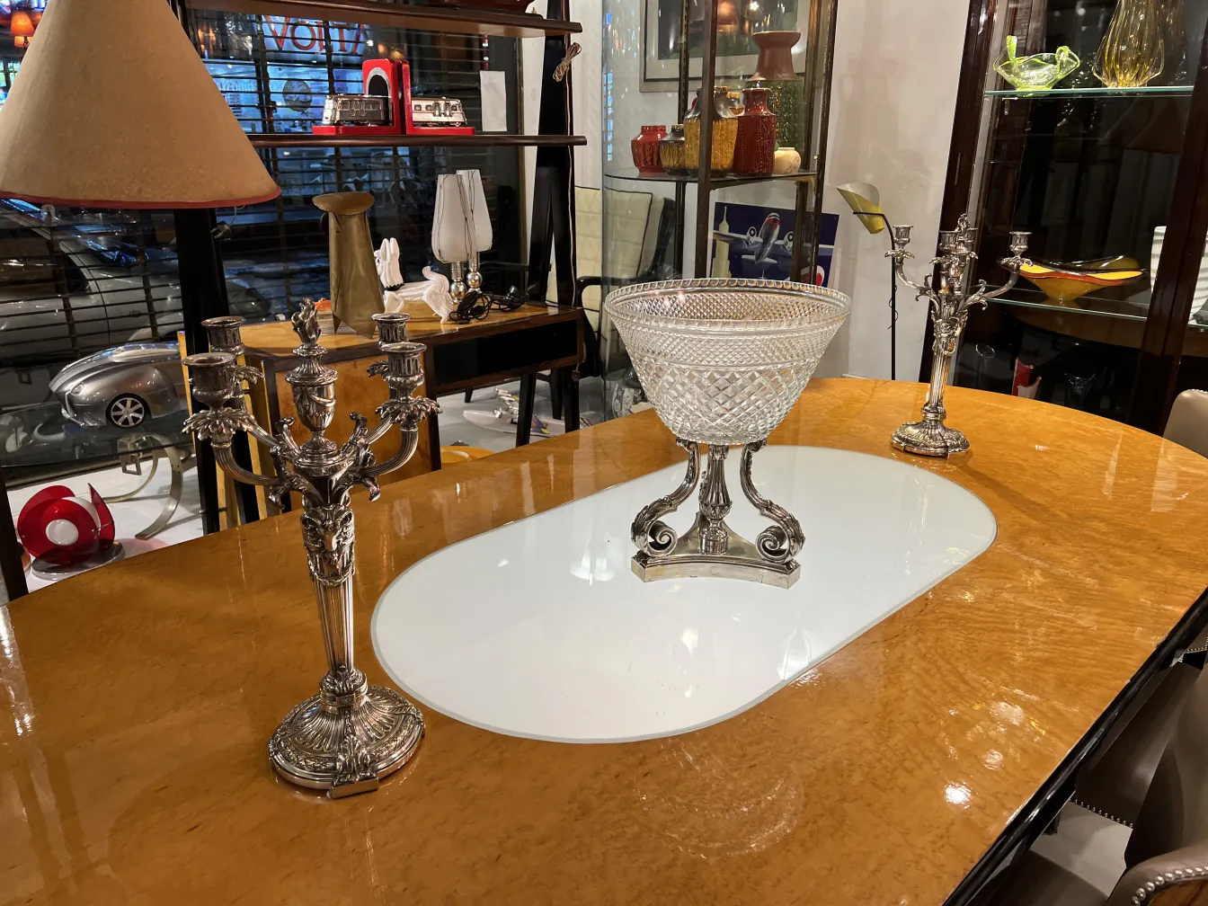 장식이 있는 골동품 꽃병과 촛대가 있는 테이블