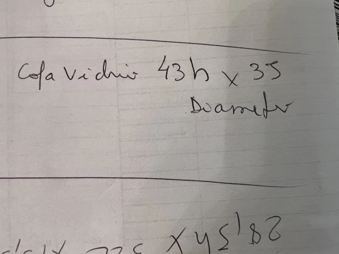 antike vase, verziert mit art nouveau mustern, auf einem tisch