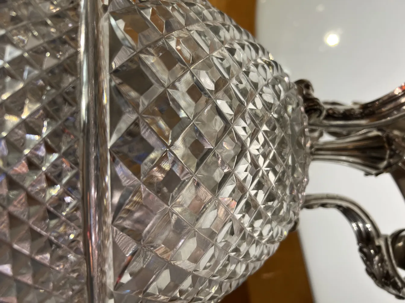 vase antico con forma liscia e intagli luminosi, in un ambiente elegante