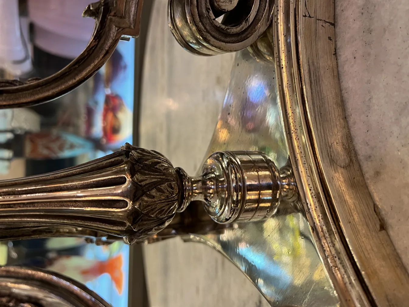 Antike Vase mit detaillierter Kunst, die eine klassische Atmosphäre widerspiegelt