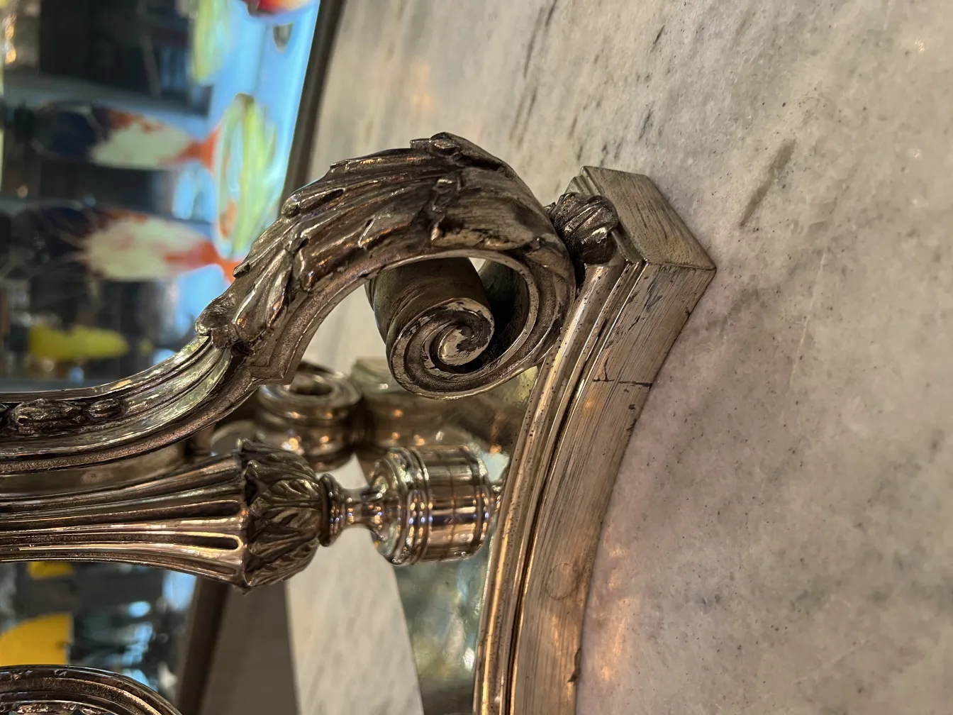 Vaso antico con decorazioni in stile art nouveau.