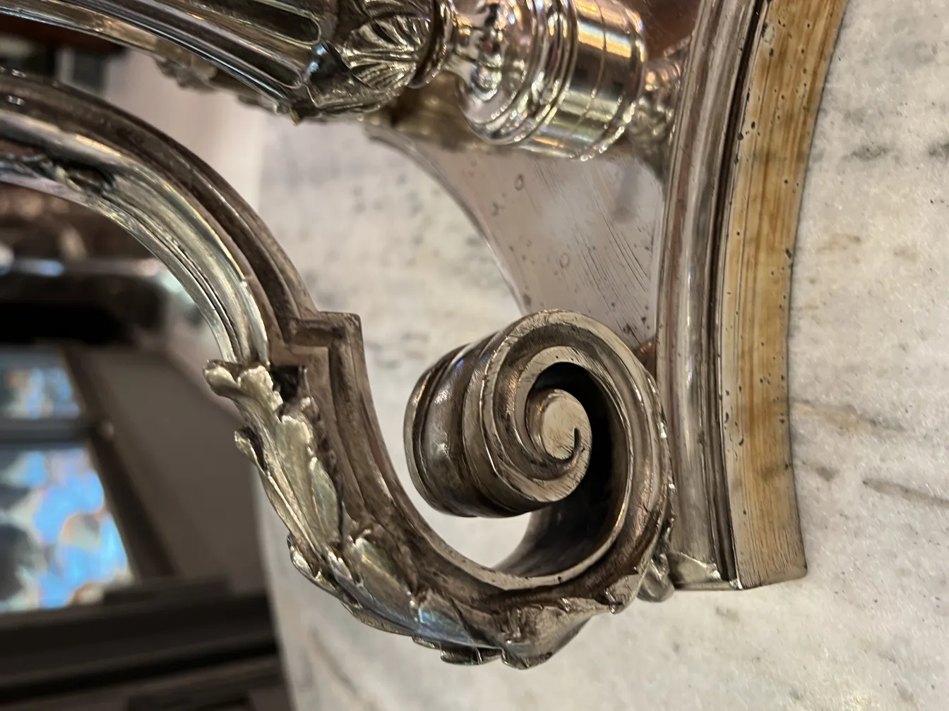 vase antico con design ornamentale e dettagli floreali