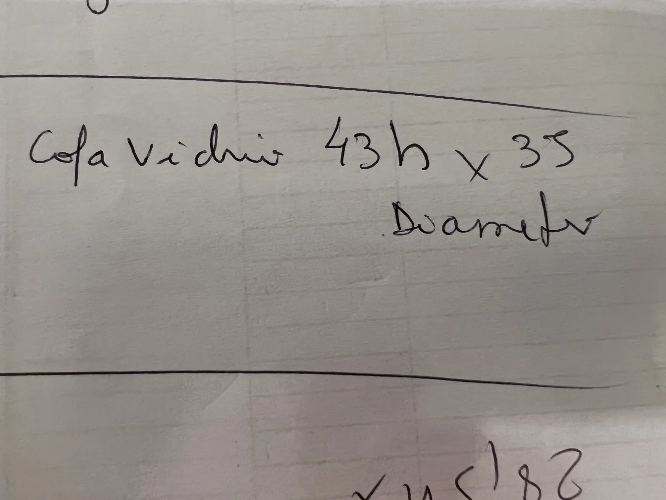 старая ваза с конкретным дизайном и привлекательной обстановкой