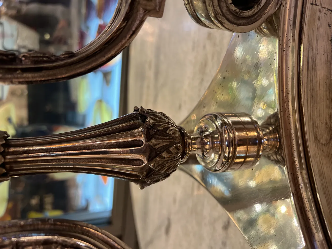 florero antiguo con detalles art nouveau en ambiente cálido