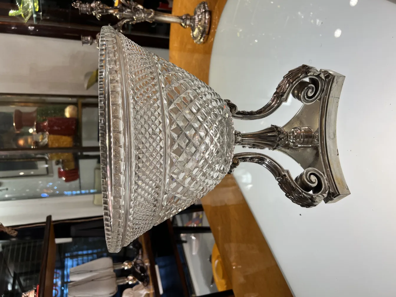 vaso antico trasparente con base decorata, stile art nouveau