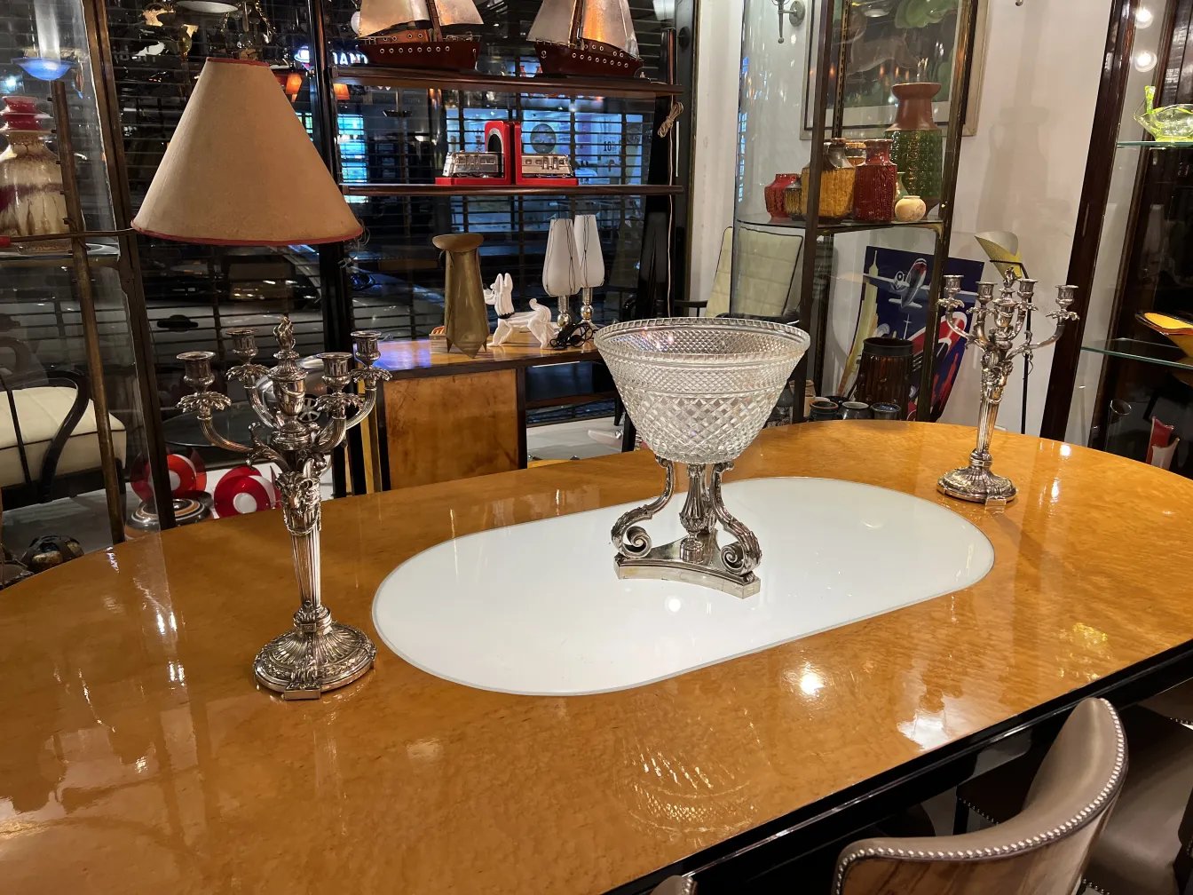 vaso antico decorativo con design lucido ed elegante su un tavolo con candelabri