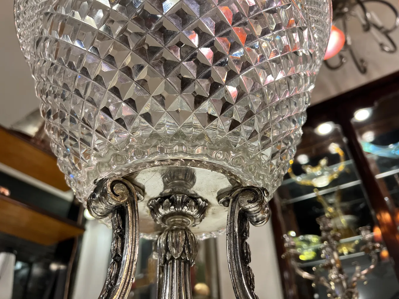 vase ancien avec motifs géométriques et base décorative