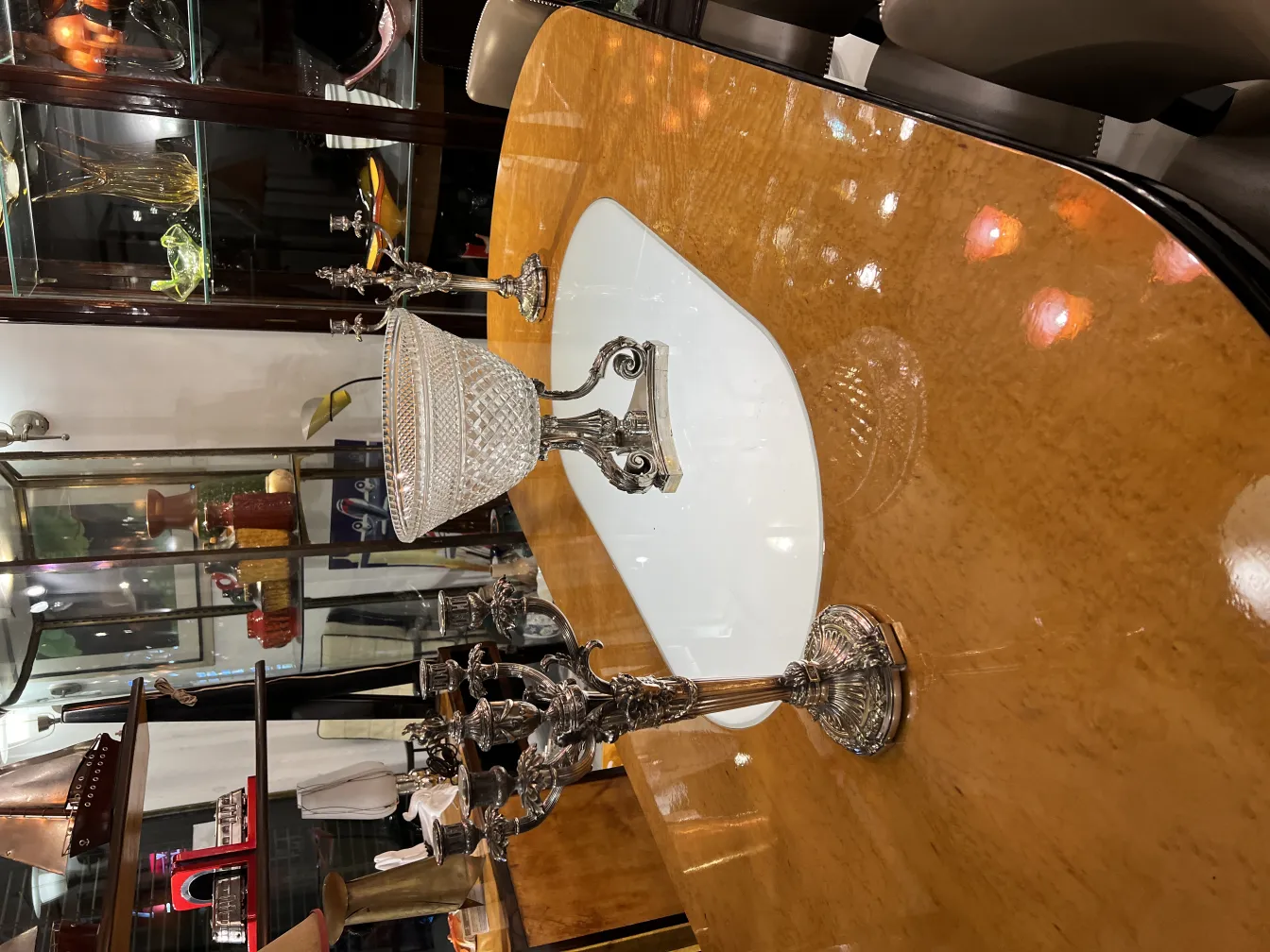 vase ancien art nouveau avec design élégant et détails ornementaux dans un cadre antique