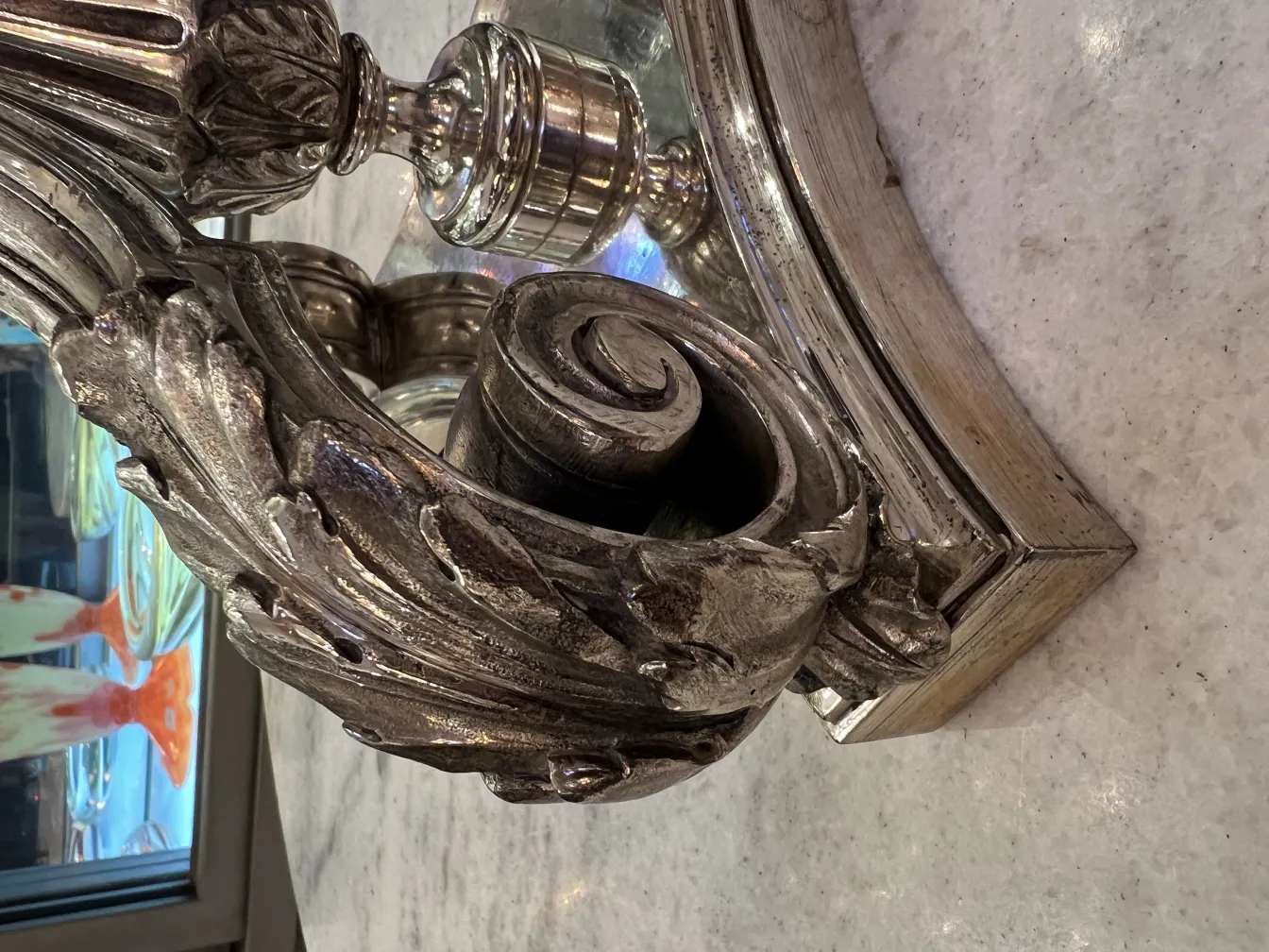 verzierte antike vase mit feinen details, dekorative umgebung