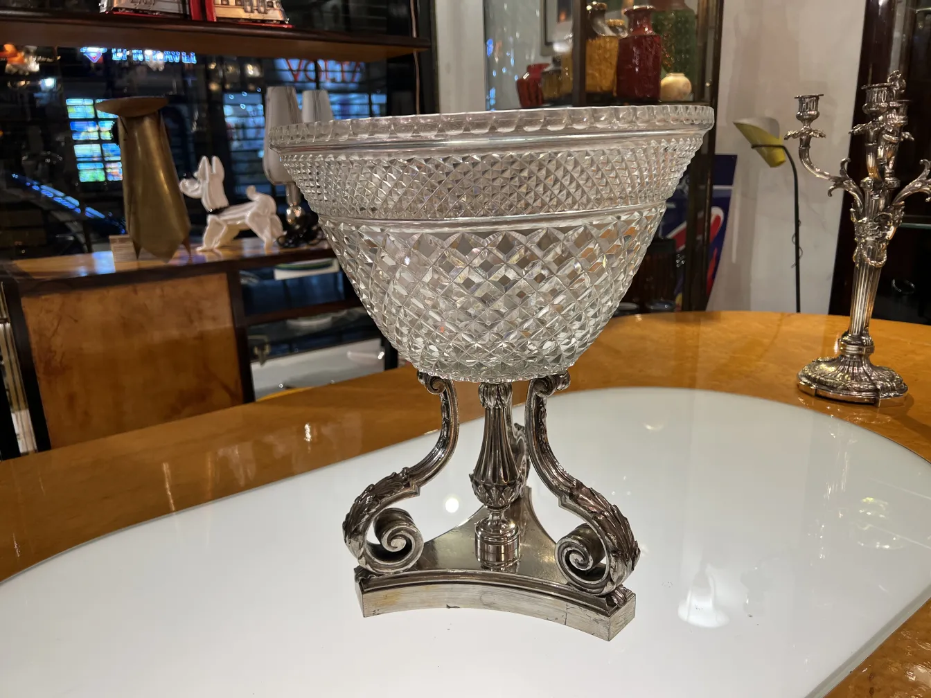 vaso antico con design decorativo ovale