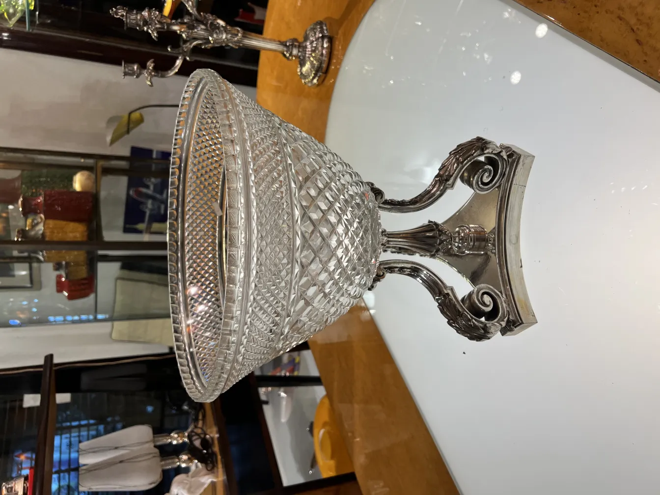 vase antico con design in vetro intricato e base