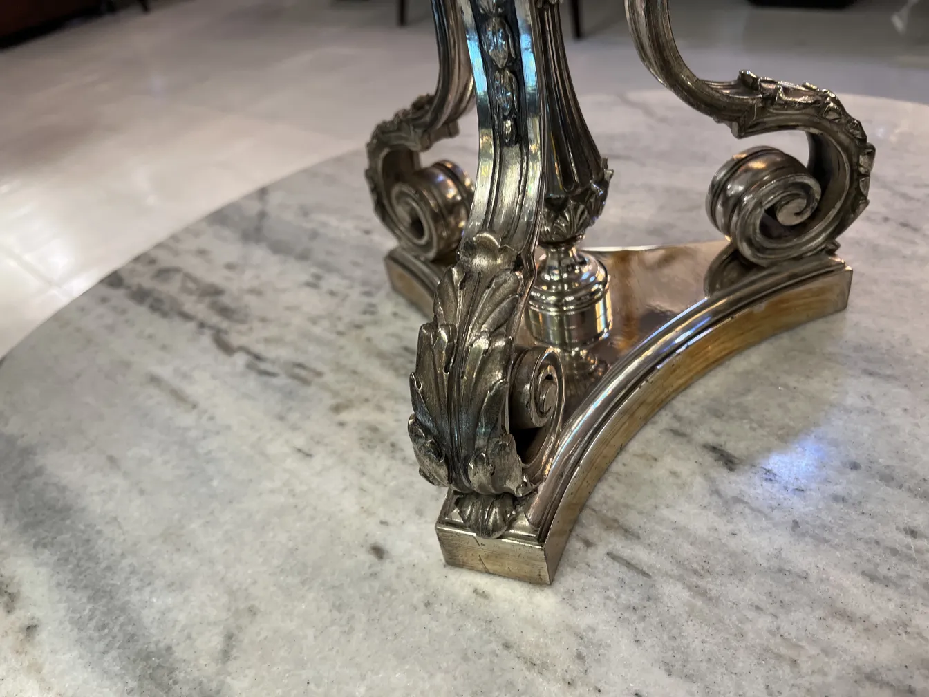 Vaso antigo com detalhes decorativos Art Nouveau em uma superfície clara