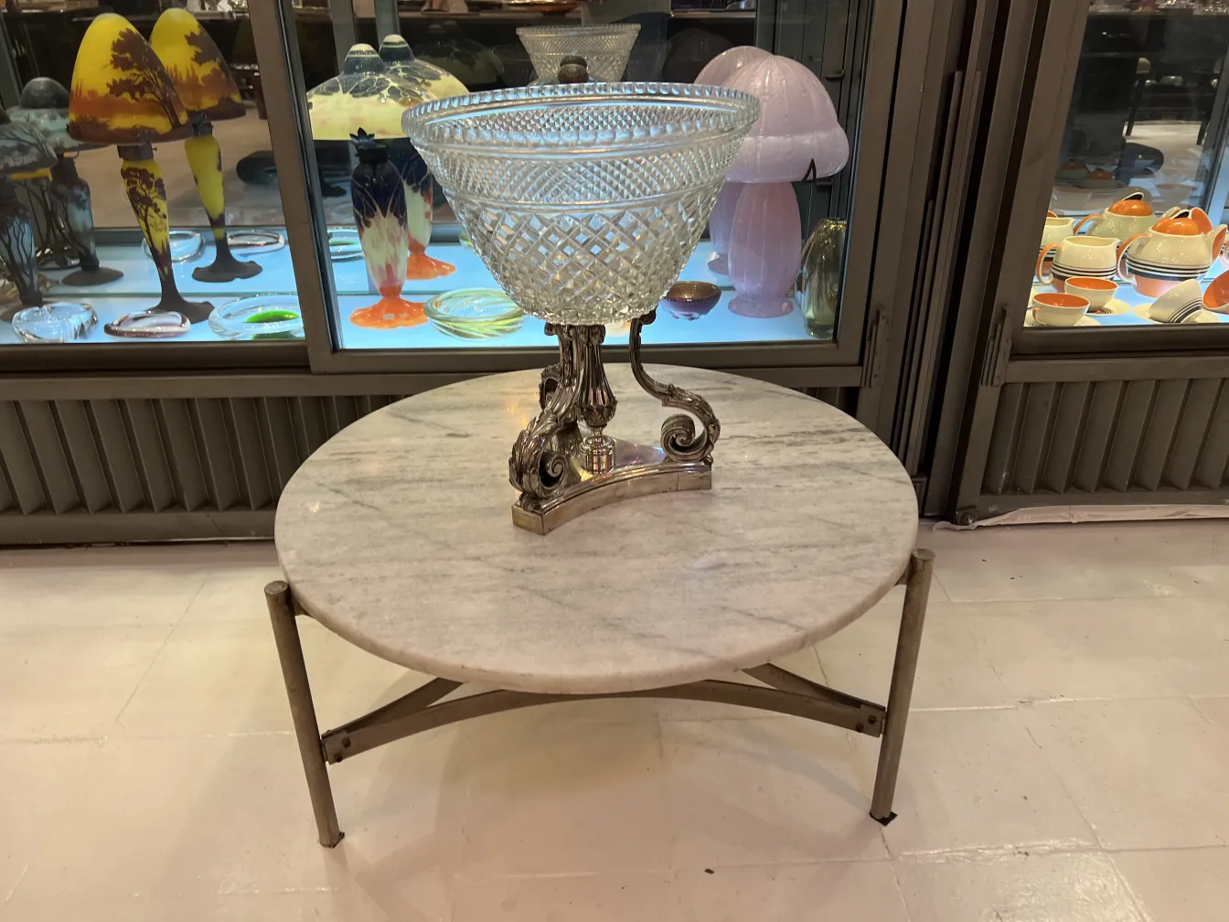 vaso antico in cristallo con base decorativa in metallo