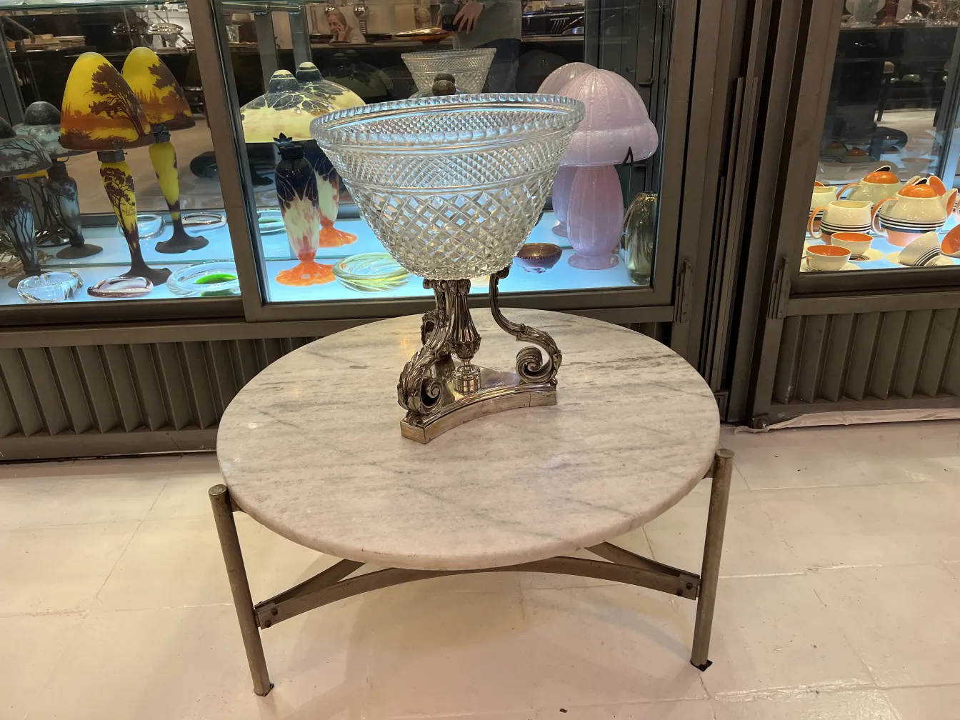 florero antiguo de vidrio en una mesa con base decorativa, fondo de accesorios