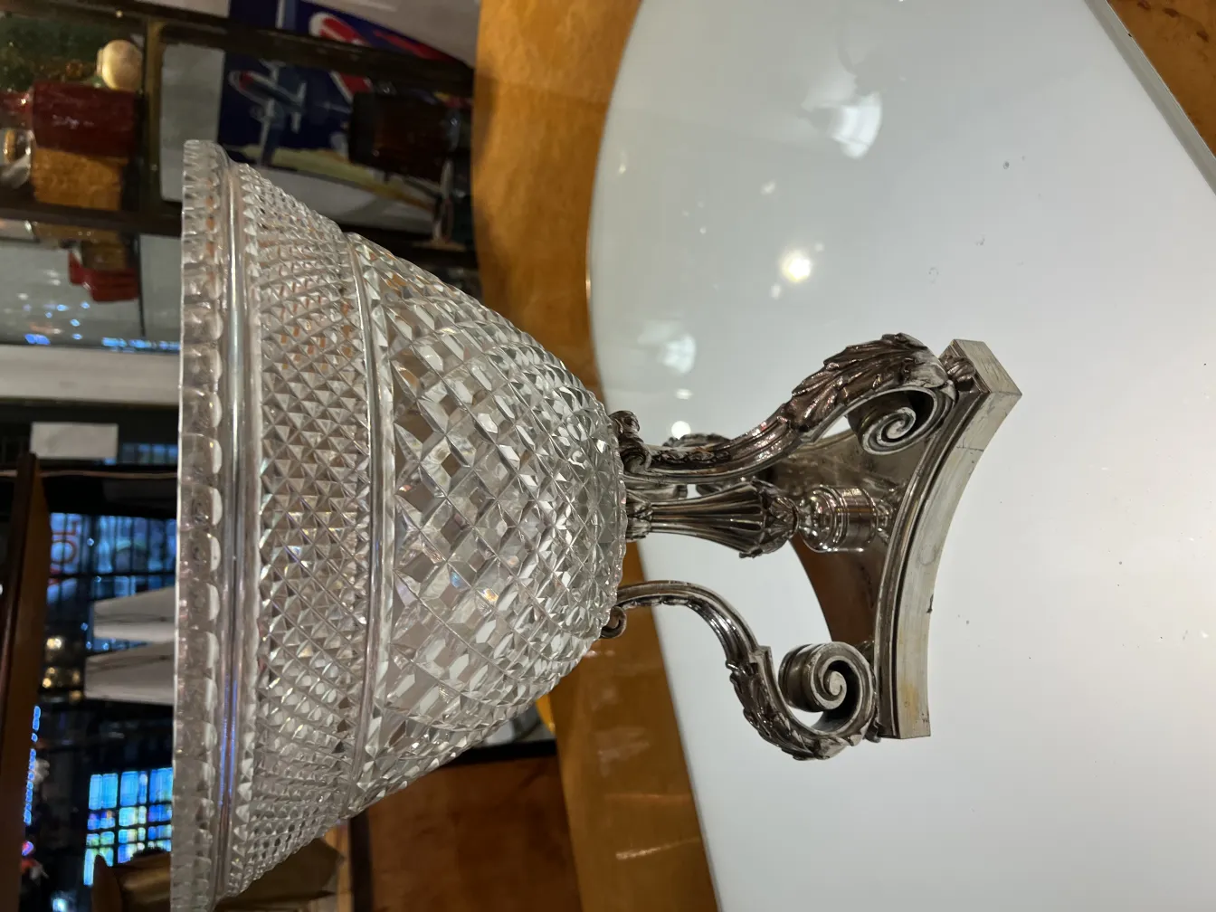 vaso antico decorato con base elaborata e design classico