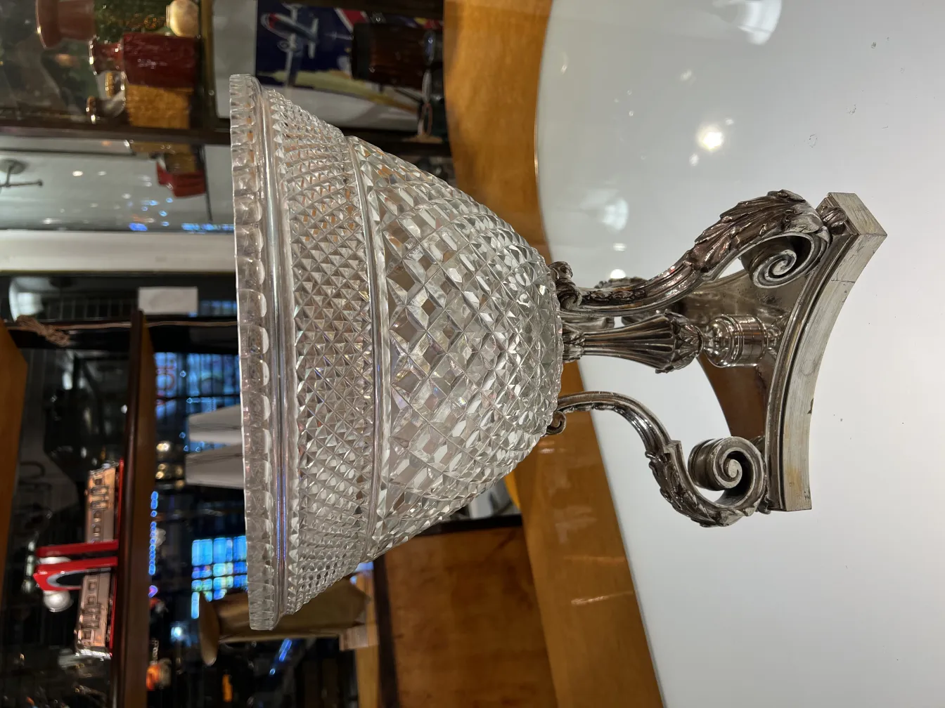 装饰性古董花瓶，带优雅设计底座，适合展示