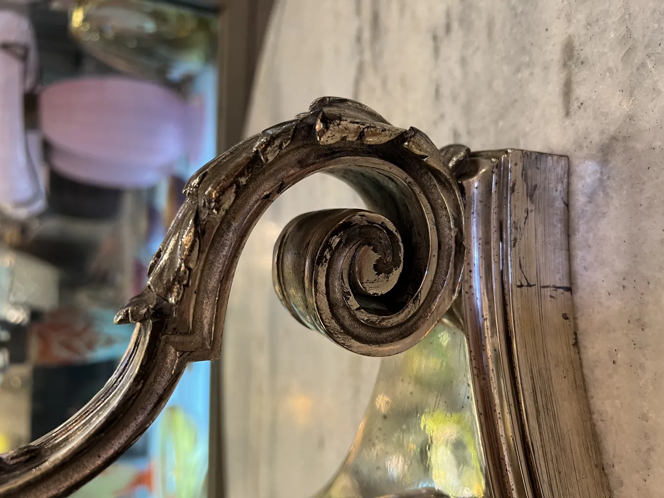 vase ancien avec des détails en spirale et art décoratif