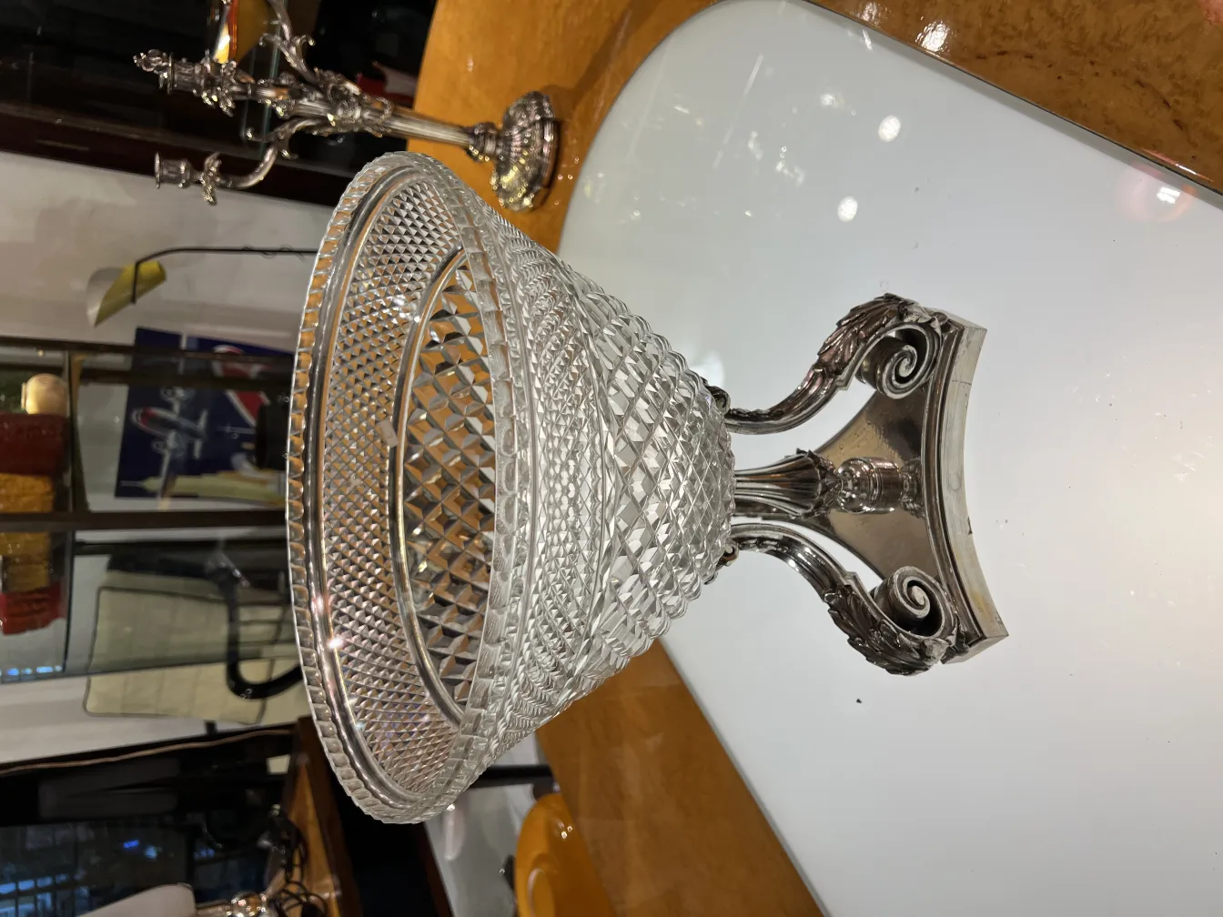 florero antiguo de cristal con detalles en la base, elegante diseño